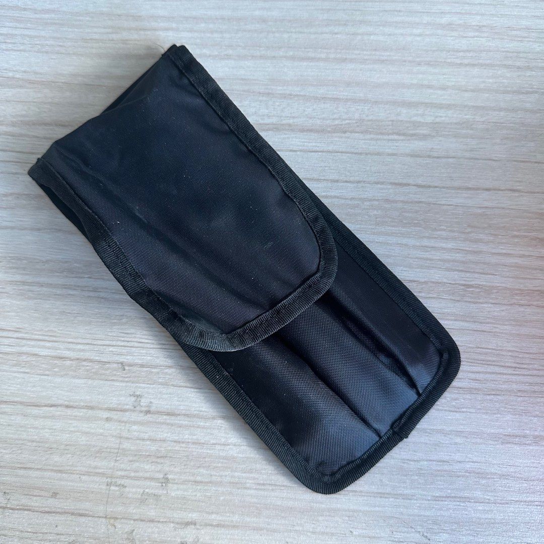 Muji Makeup Brush Holder Organizer (Category: Makeup) located in Quezon City. Submitted by kaila_de_leon (Listing ID 1286476980, Image 2). Description: Muji Makeup Brush Holder Organizer Nylon Makeup Brush Pouch - Black Dimensions: W19 x D8.5 x H0.5cm *Free if you purchase a sunnies face jelly pouch or makeup bag.