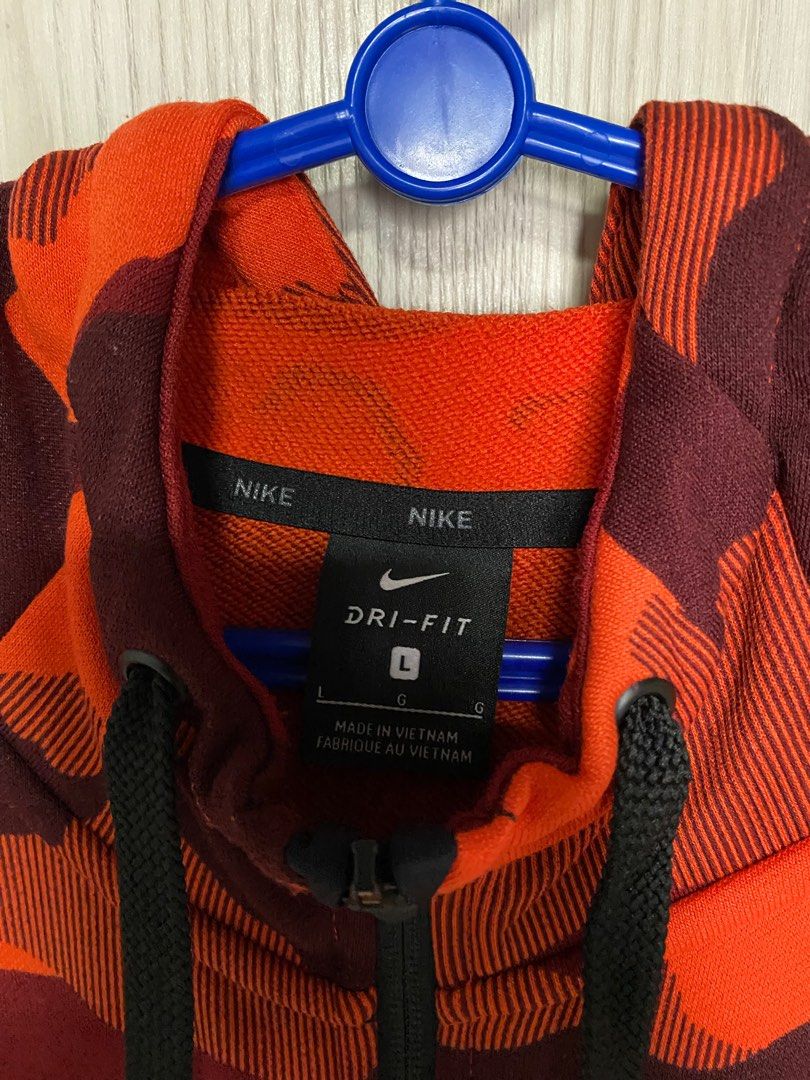 Red camo discount hoodie nike