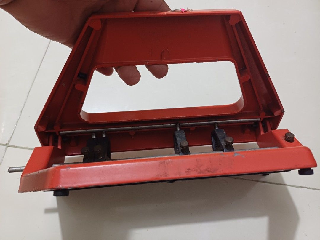 PUNCHER 4 HOLES METAL (Category: Craft Supplies & Tools) located in Binangonan. Submitted by roderickse74371 (Listing ID 1286416852, Image 2). Description: 4 HOLES PUNCHER MADE IN ENGLAND METAL HEAVY DUTY MABIGAT WORKING CONDITION.