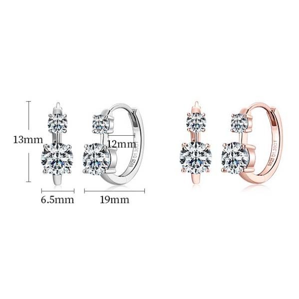 ❤️SALE❤️ 1 PAIR S925 Sterling Silver Moissanite diamond Hoop Earrings Women's Jewelry (With certificate, can pass diamond tester) 簡約高貴優雅氣質925純銀莫桑鑽仿真鑽石耳扣耳圈耳環 (2色可選- 帶證書可過測鑽筆) （分類：耳環）位於 Hong Kong。 由 fashionblvd 提交（商品編號 1286827271，圖片 2）。簡介： Material: S925 Sterling Silver Quantity: 1 pair 【1.30 ct + 1.30 ct】 Carat Size: 1.0 ct (6.5 mm) + 0.30 ct (4 mm) Box NOT included, box available for $20 each. 材質：S925 純銀 數量：1對 【1.30 ct + 1.30 ct】 尺寸: 1.0 克拉 (6.5 
