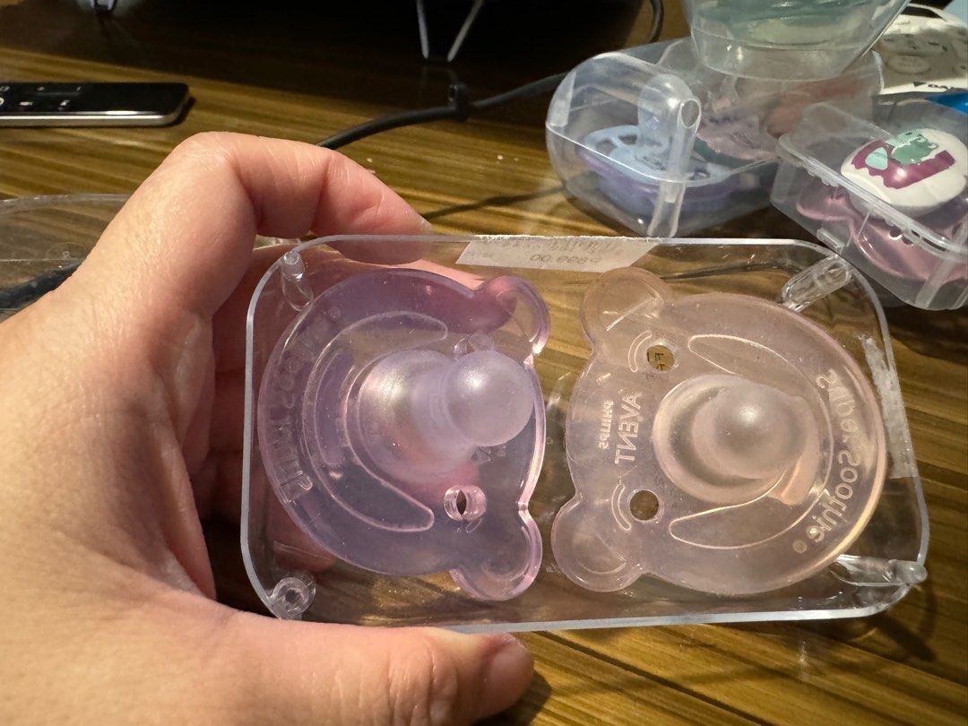 Avent Super Soothie 6-18m (Category: Soothers & Pacifiers) located in Quezon City. Submitted by lexieshuu162243 (Listing ID 1286737914, Image 2). Description: Super Soothie pacifier was not used. Bought for 899..
