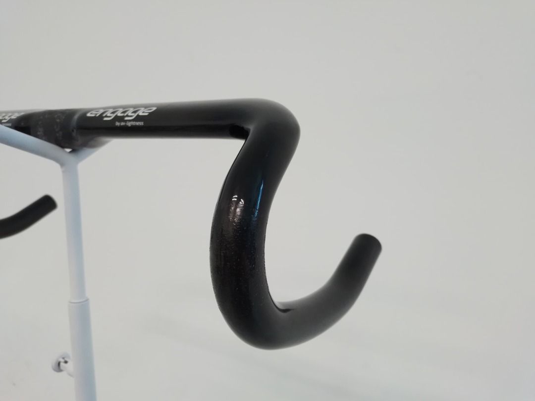 AX lightness engage carbon handlebar 42cm Sports Equipment