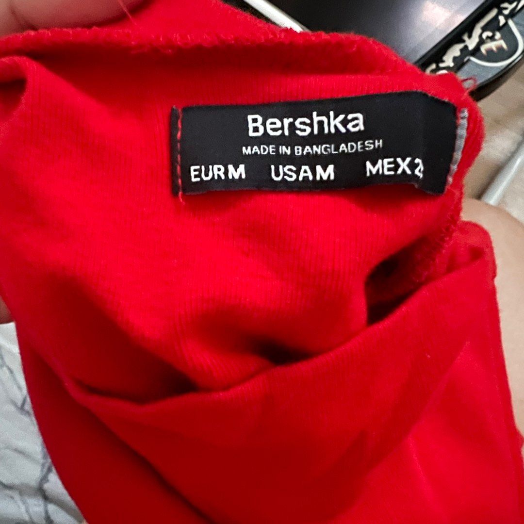 Bershka Turtle Neck Crop Top (Category: Others Tops) located in Manila. Submitted by saydeclutter (Listing ID 1286712242, Image 2). Description: used once medium may small stain pero not noticeable LP posted; will keep it instead of selling it lower no low-ballers buyer covers shipping fee.