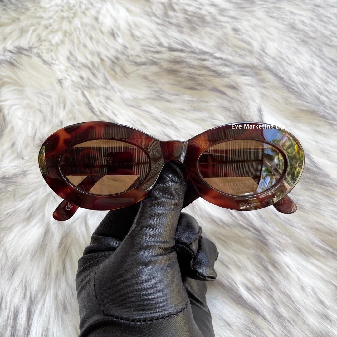 Rihanna store versace sunglasses