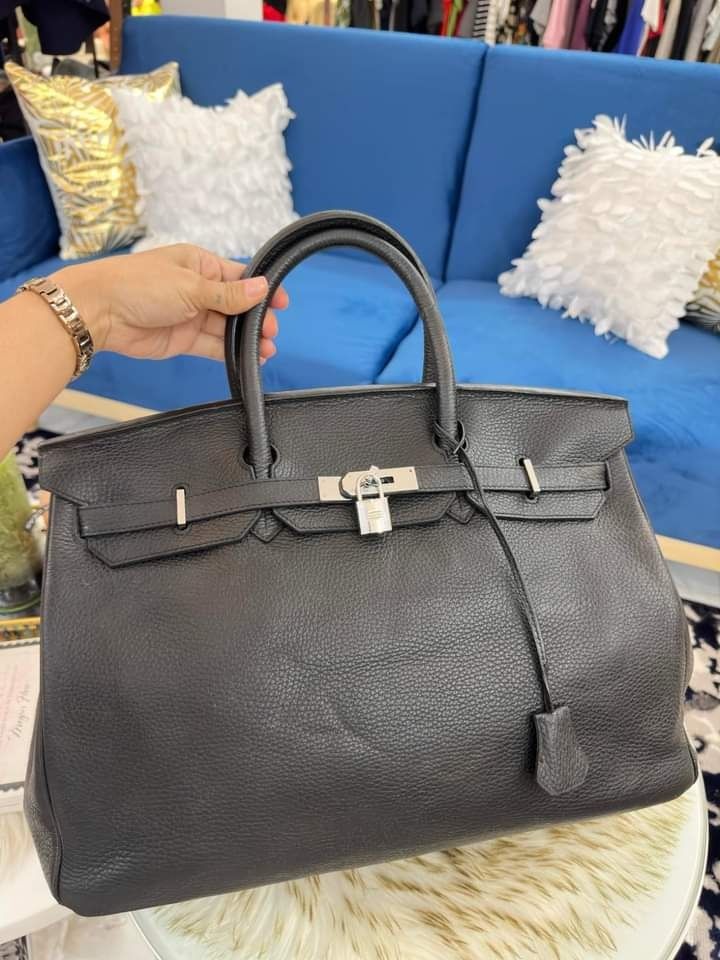 HERMÈS 35CM BIRKIN BLACK LEATHER PHW (Category: Luxury Bags & Wallets) located in Lala. Submitted by mohsin0825 (Listing ID 1286640606, Image 1). Description: 💯HERMÈS 35CM BIRKIN BLACK LEATHER PHW 16,990 lp plus sf From Japan Genuine leather Size 35 Rank A.