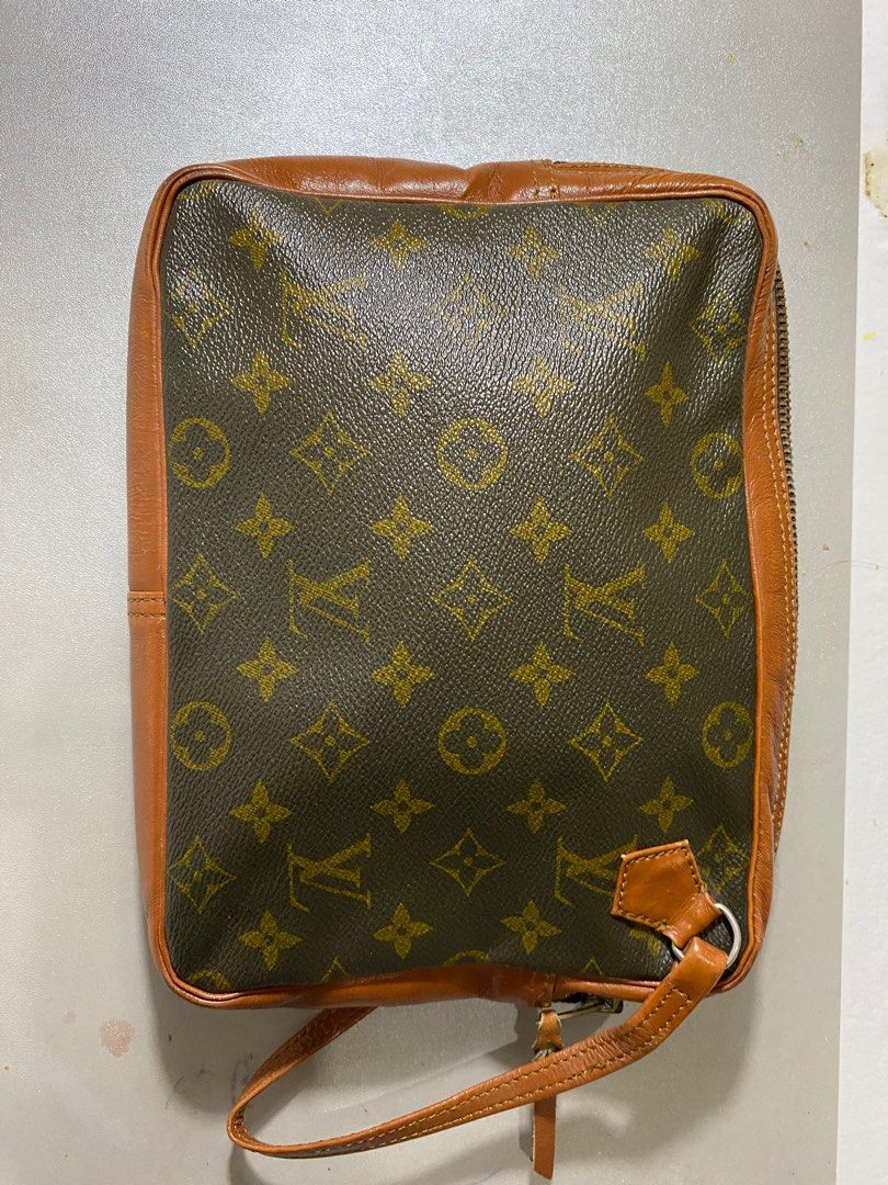 Louie Vuitton Clutch Bag (Category: Luxury Bags & Wallets) located in Manila. Submitted by lauro.catibayan (Listing ID 1286744979, Image 1). Description: Louie Vuitton Clutch bag for sale. With inside pocket. Newly sanitized and waxed. .