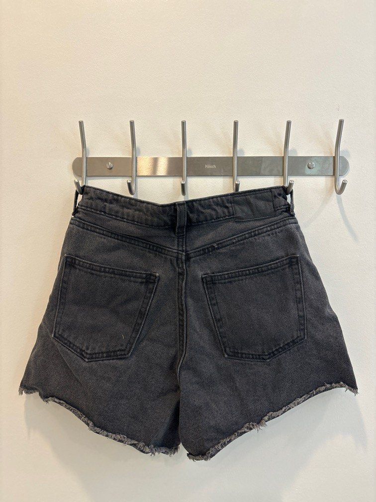 MONKI Black Denim Shorts Size 26 (Category: Shorts) located in Tarlac. Submitted by kloset.kween (Listing ID 1286725968, Image 2). Description: .