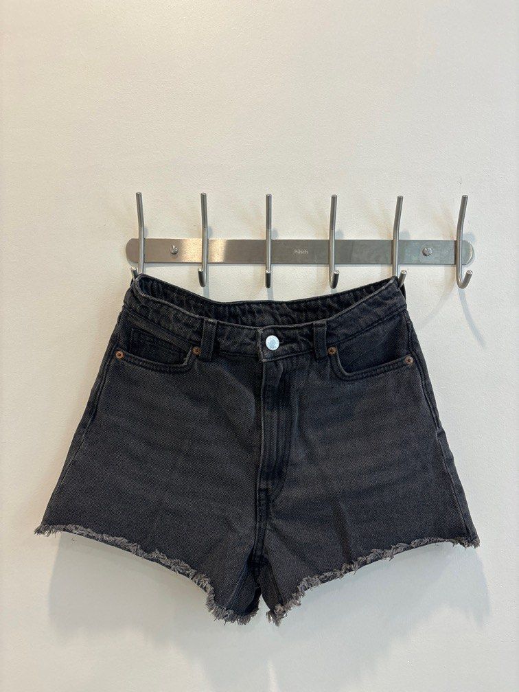 MONKI Black Denim Shorts Size 26 (Category: Shorts) located in Tarlac. Submitted by kloset.kween (Listing ID 1286725968, Image 1). Description: .