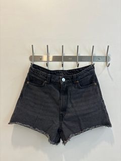 (Category: ) located in . Submitted by kloset.kween (Listing ID 1286725968, Image 1). Description: .
