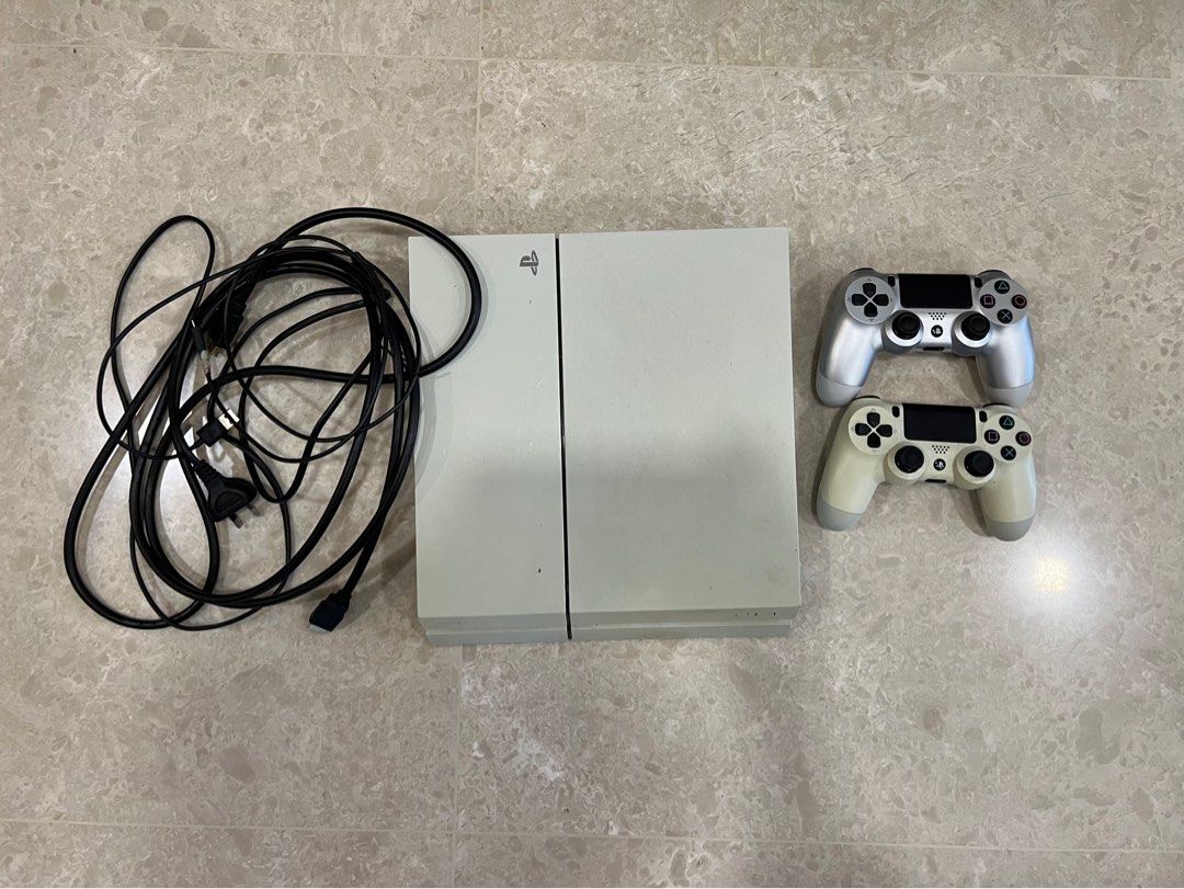 Ps4 white outlet 2 controllers