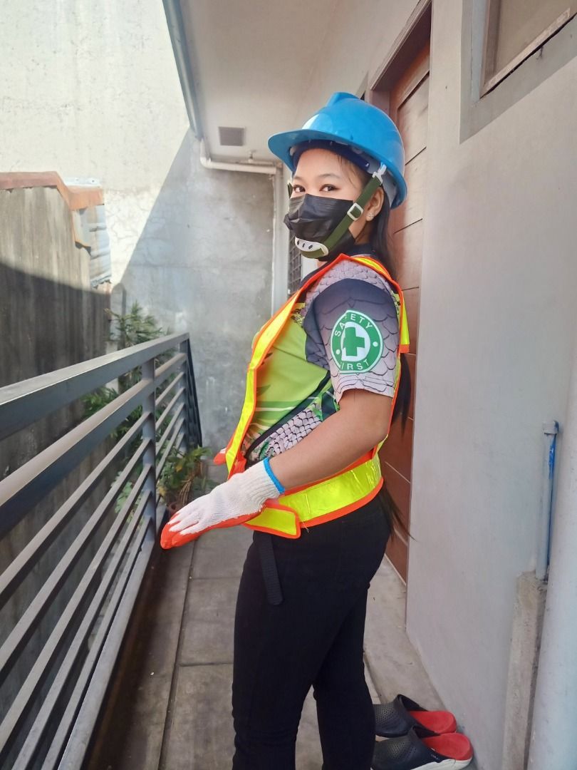SAFETY VEST AND HARD HAT Commercial Industrial Construction Tools Equipment on Carousell