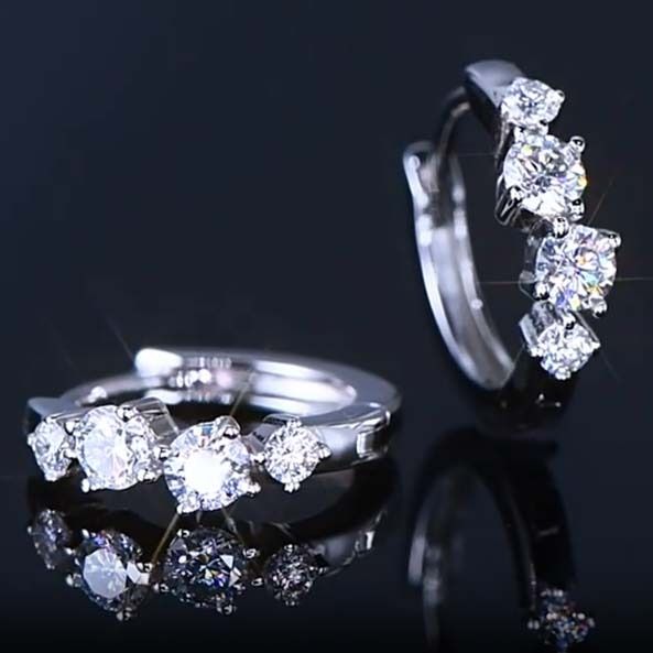 ❤️ 1 PAIR S925 Sterling Silver Moissanite diamond Hoop Earrings Women's Jewelry (With certificate, can pass diamond tester) 簡約高貴優雅氣質925純銀莫桑鑽仿真鑽石耳扣耳圈耳環 (2色可選帶證書可過測鑽筆) （分類：耳環）位於 Hong Kong。 由 fashionblvd 提交（商品編號 1286833938，圖片 1）。簡介： Material: S925 Sterling Silver Quantity: 1 pair Carat Size: 0.03 ct (2 mm)*2 + 0.10 ct (3 mm)*2 Box NOT included, box available for $20 each. 材質：S925 純銀 數量：1對 尺寸: 0.03 克拉 (2 mm)*2 + 0.10 克拉 (3 mm)*2 不包括盒子，盒子每個 $20 。 STN 