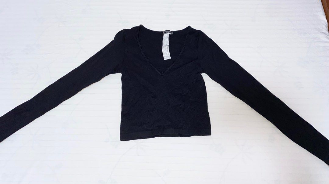 Stradivarius V-neck Long Sleeve Top (Category: Longsleeves) located in Manila. Submitted by manilaa (Listing ID 1286729473, Image 2). Description: - RFS: Decluttering - Stretchable - One minor flaw, but isn’t noticeable. (Please refer to picture) .