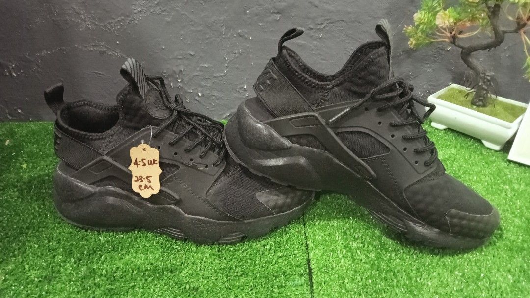Triple black deals huaraches on feet