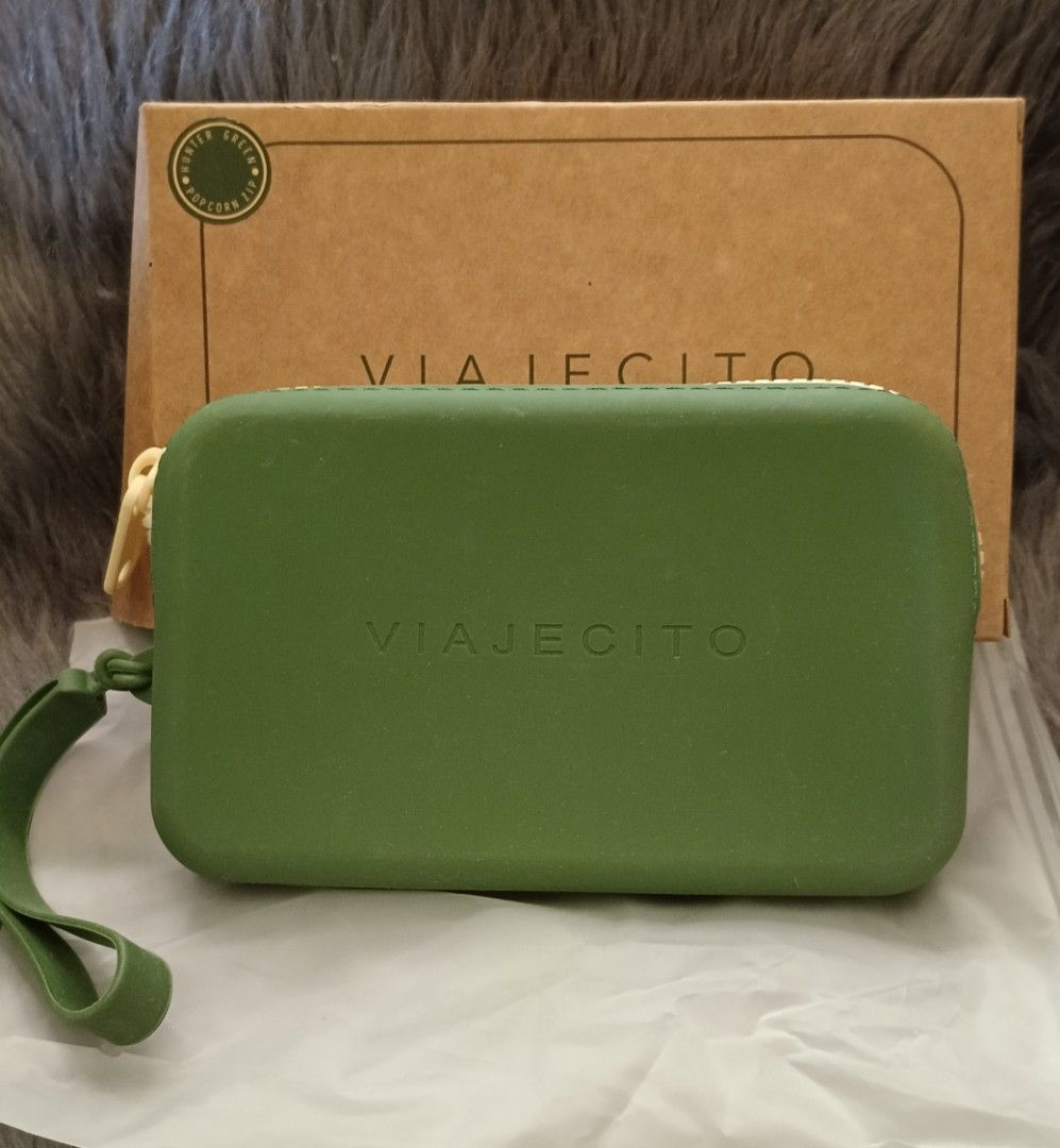 Viajecito Splashkit Mini (Category: Wallets & Card holders) located in Antipolo. Submitted by legoninos.legoninas (Listing ID 1286640767, Image 2). Description: perfect size for your cards, cash and other essentials. (L) 6in x (W) 1.4in x (H) 4in colors available: Black Hunter Green Terracotta Cool Papaya Smoke Blue Authentic and brand new..