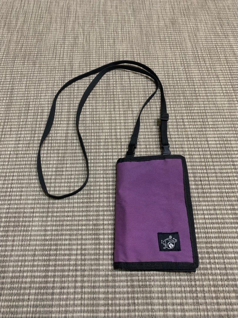 wallet sling bag (Category: Sling Bags) located in Mantin. Submitted by thqfn (Listing ID 1286864708, Image 1). Description: condition 8.5/10 DFOD.