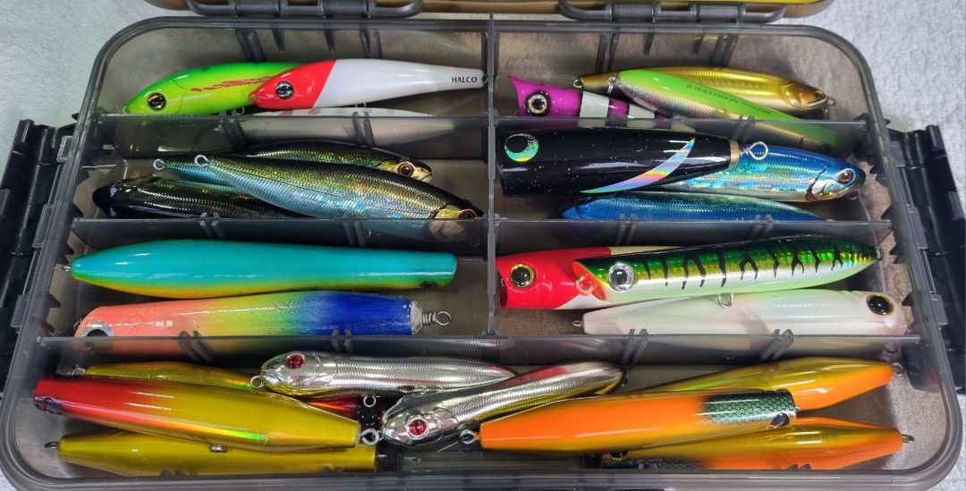 BOX OF 25PCS ASSORTED LURES FROM VARIOUS BRANDS.