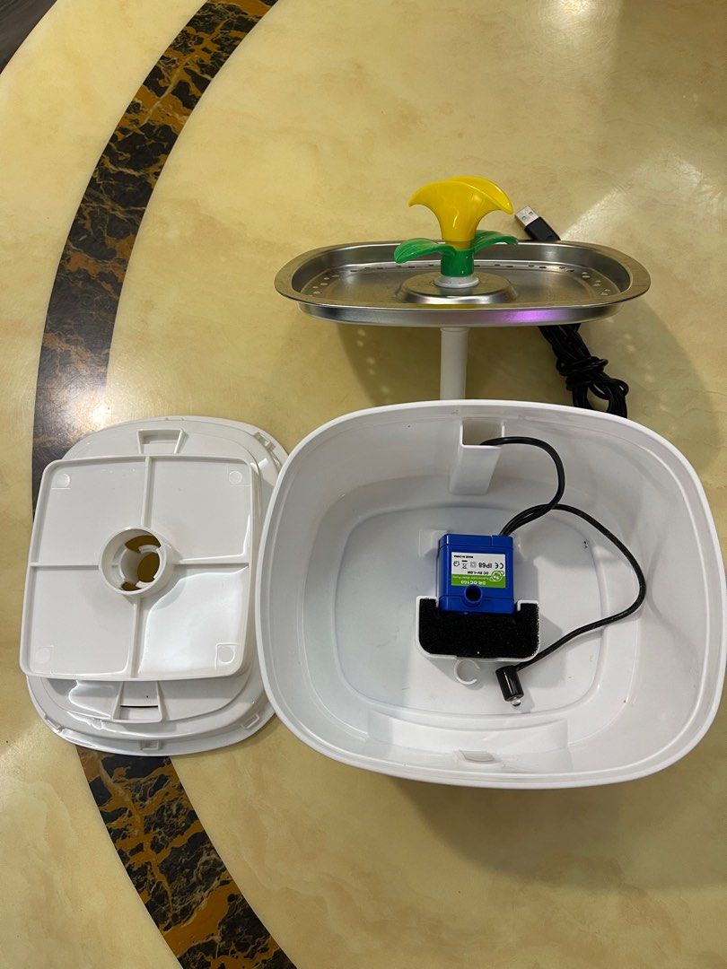 Cat Drinking Machine (Category: Homes & Other Pet Accessories) located in Shah Alam. Submitted by andrewtai (Listing ID 1286935063, Image 3). Description: 1. Like new 2. Previously used by cats 3. Sensor on water level low.