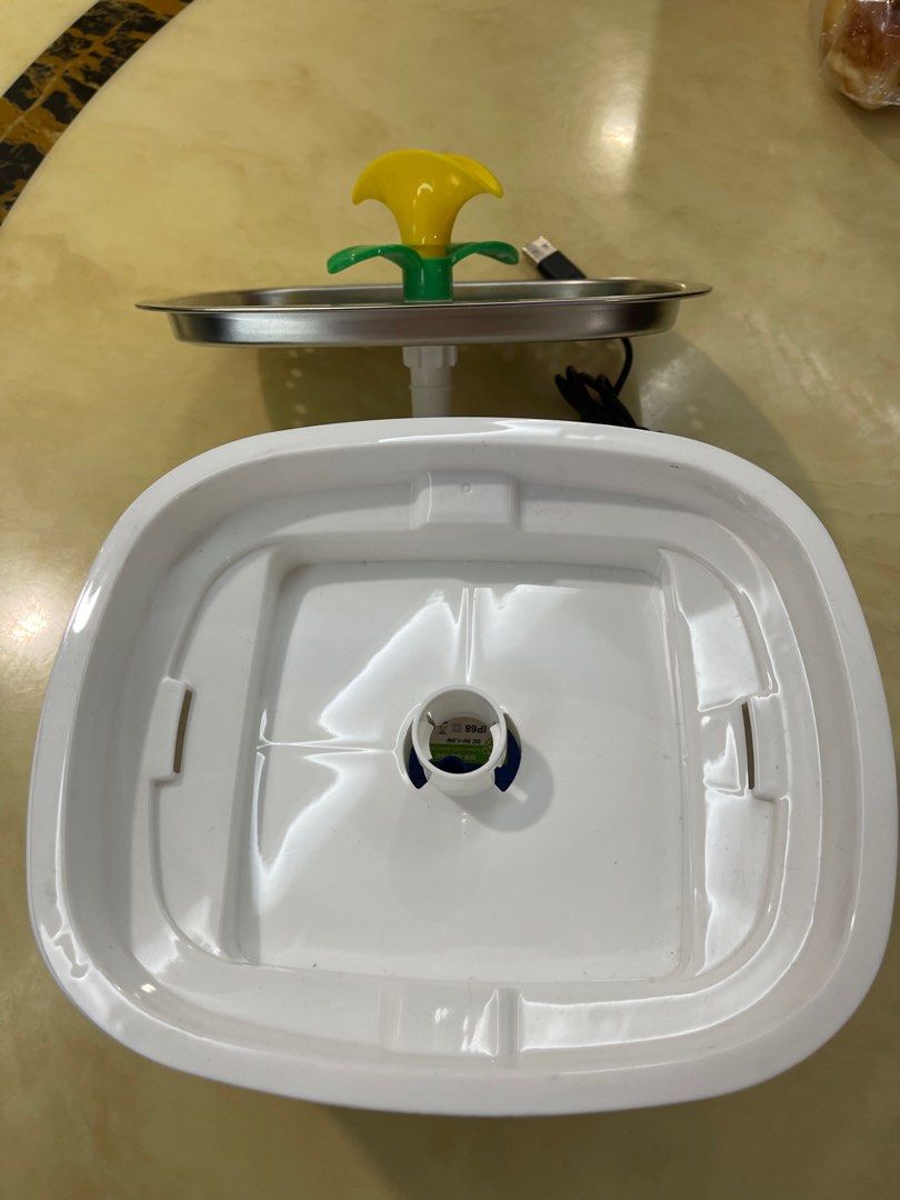 Cat Drinking Machine (Category: Homes & Other Pet Accessories) located in Shah Alam. Submitted by andrewtai (Listing ID 1286935063, Image 2). Description: 1. Like new 2. Previously used by cats 3. Sensor on water level low.