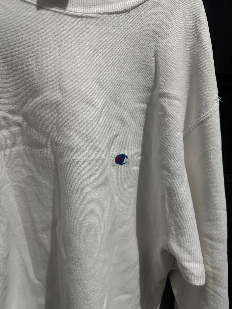 Champion White oversize longsleeve sweatshirt (Category: Hoodies) located in Manila. Submitted by chefkurry (Listing ID 1286933707, Image 3). Description: Champion white oversize sweater Well used Minimal Signs of usage Large on tag Php 900 Manila Area.