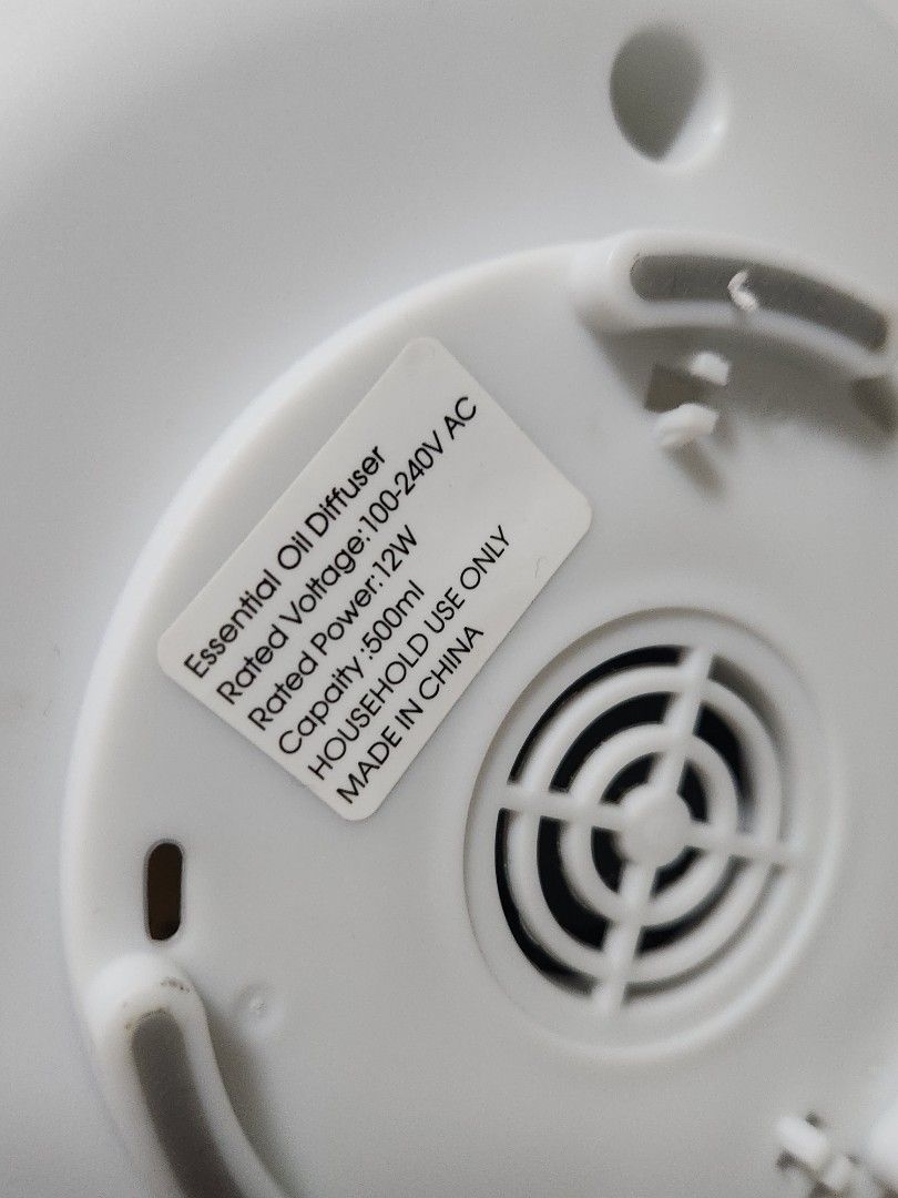 Essential oil diffuser (Category: Home Fragrance) located in Singapore. Submitted by sheeze (Listing ID 1287007489, Image 2). Description: .