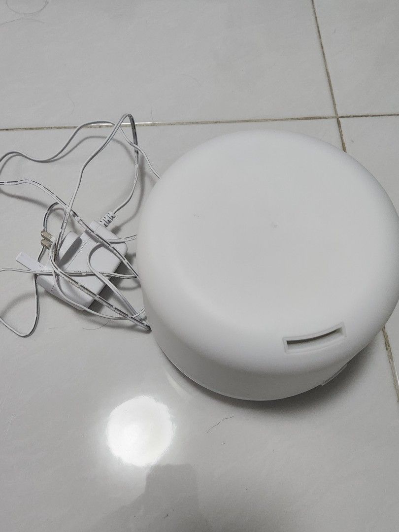 Essential oil diffuser (Category: Home Fragrance) located in Singapore. Submitted by sheeze (Listing ID 1287007489, Image 1). Description: .