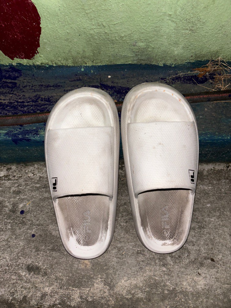 Fila slippers white best sale