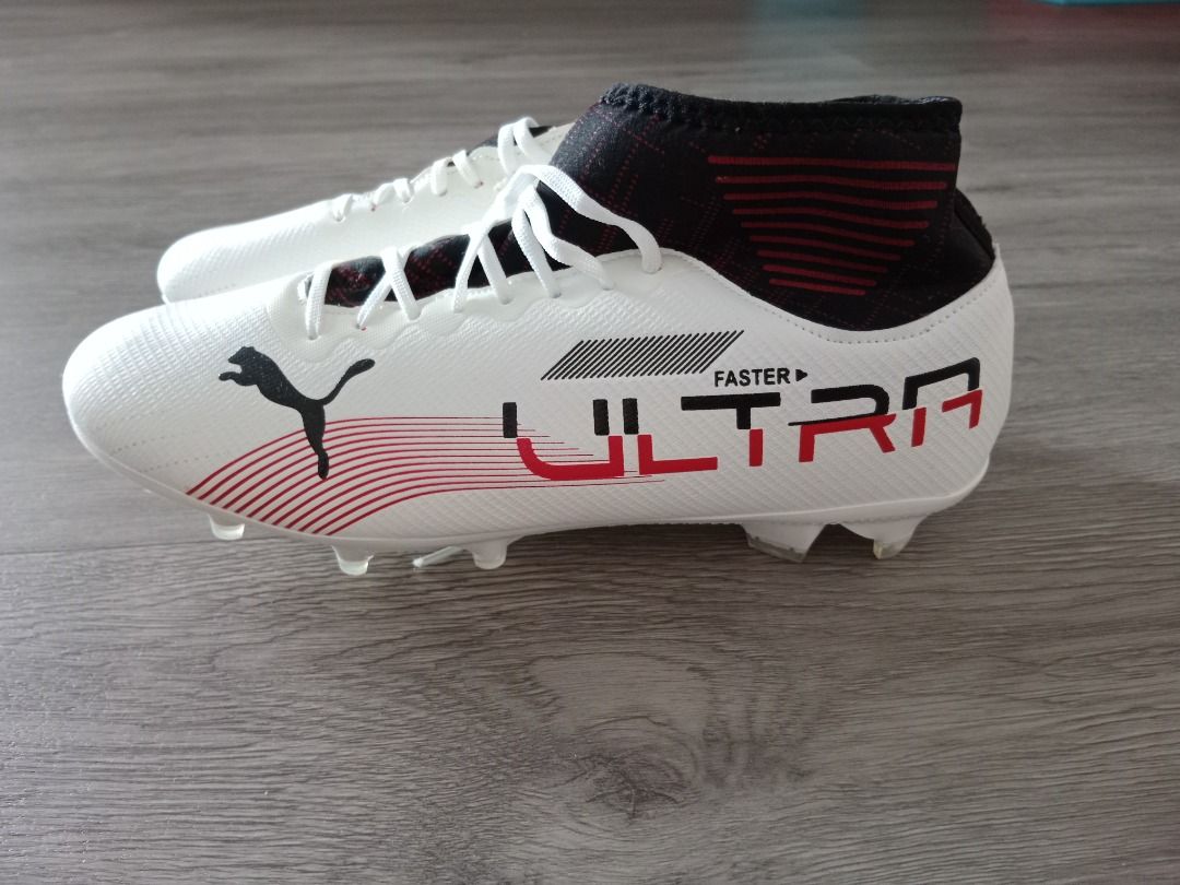 PUMA soccer boots size EU44 or size US10 Brand new