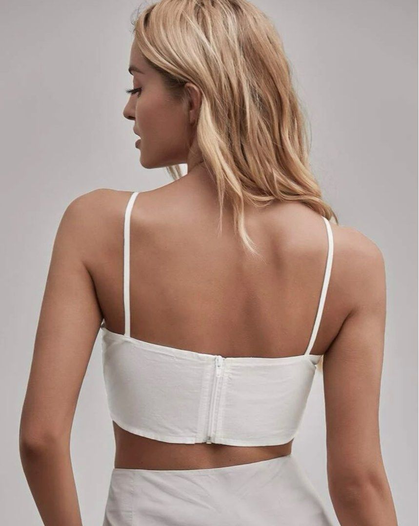 Shein White Halter Crop Top (Category: Sleeveless) located in Quezon City. Submitted by desertflow (Listing ID 1287024069, Image 2). Description: - never been used - too small for my bust.