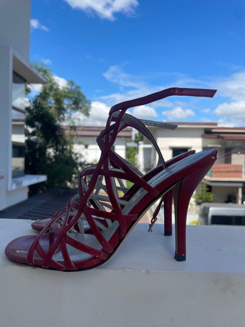 Via spiga stilleto (Category: Heels) located in San Fernando. Submitted by decmd (Listing ID 1286919586, Image 2). Description: Size 5 4 inches heels.