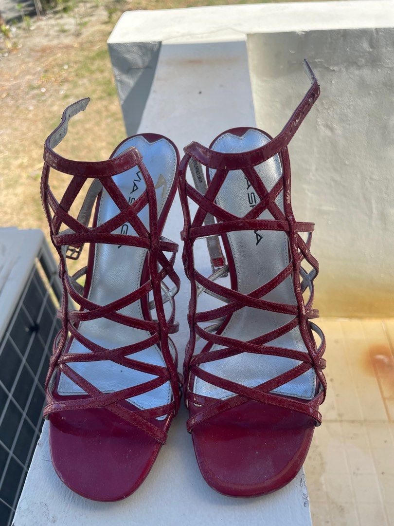 Via spiga stilleto (Category: Heels) located in San Fernando. Submitted by decmd (Listing ID 1286919586, Image 1). Description: Size 5 4 inches heels.