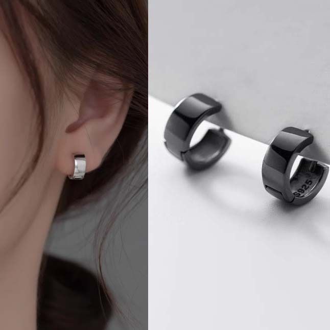 ❤️ 現貨秒發 IN STOCK QUICK SHIP ❤️ Women's S925 Sterling Silver Wide Huggie hoop earrings (black/silver) 韓版簡約氣質925純銀寬面耳圈耳扣耳環 (黑銀2色可選) （分類：耳環）位於 Hong Kong。 由 fashionblvd 提交（商品編號 1287104448，圖片 1）。簡介： *Wholesale Available* Material: S925 Sterling Silver Color Options: Black/Silver Quantity: 1 pair Note: Size is approximate only *歡迎批發* 材質：S925 純銀 顏色選擇：黑色/銀色 數量： 1 對 注意：尺寸僅供參考 ERH519。