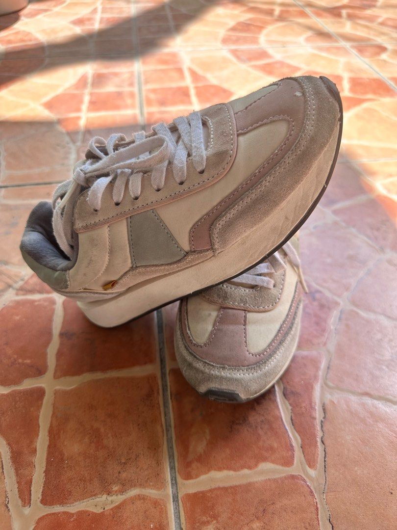 Zara sneakers (Category: Babies & Kids Fashion) located in Quezon City. Submitted by vjl21 (Listing ID 1286921223, Image 3). Description: Zara shoes Good for everyday Slightly used Just dirty.