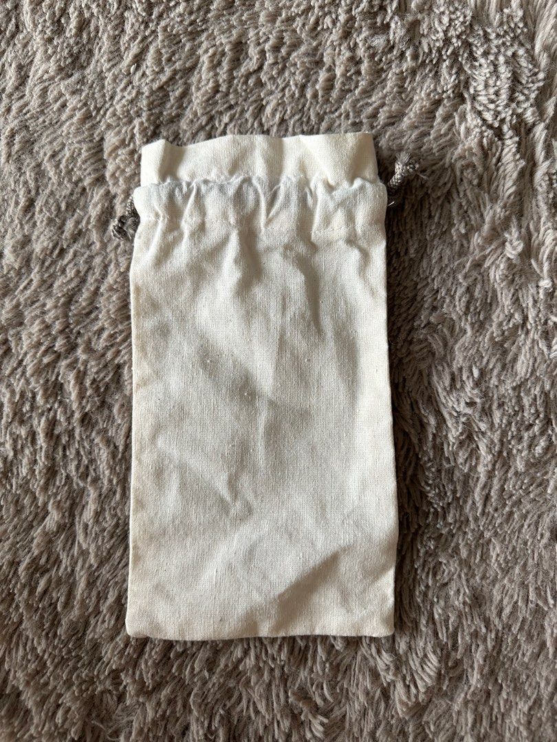 #2024declutter Sofitel toothbrush pouch travel kit (Category: Baby Toiletries & Grooming) located in San Juan City. Submitted by knickscorner (Listing ID 1287176559, Image 2). Description: #drawstrings.