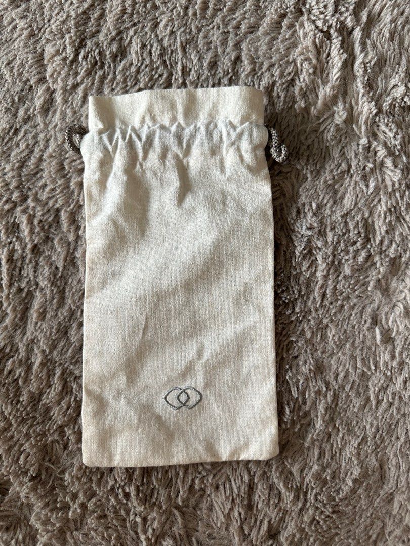 #2024declutter Sofitel toothbrush pouch travel kit (Category: Baby Toiletries & Grooming) located in San Juan City. Submitted by knickscorner (Listing ID 1287176559, Image 1). Description: #drawstrings.