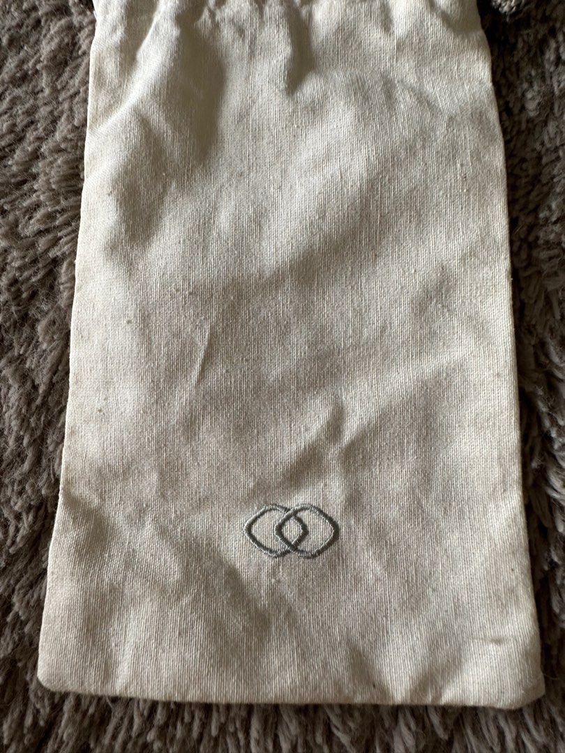 #2024declutter Sofitel toothbrush pouch travel kit (Category: Baby Toiletries & Grooming) located in San Juan City. Submitted by knickscorner (Listing ID 1287176559, Image 3). Description: #drawstrings.