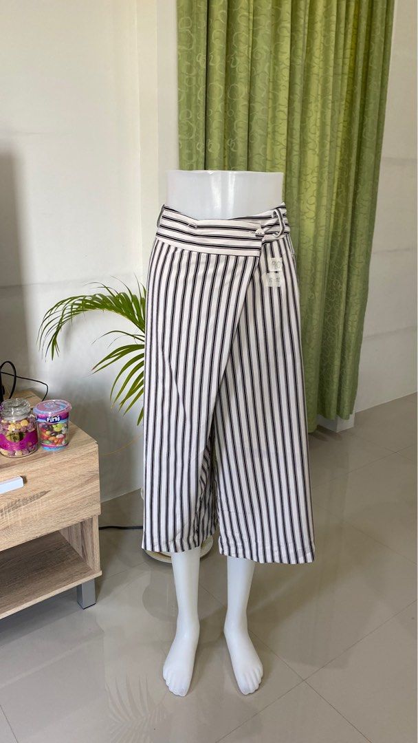 31-32 stripes wideleg square pants (Category: Other Bottoms) located in Santo Tomas. Submitted by wornbyk (Listing ID 1287261157, Image 1). Description: waist: 31-32 hi~ you may visit my profile for more listings 🍓 i can also do s checkout, cod :>.