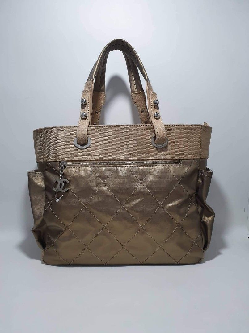 💯% Original Chanel Tote Bag (Category: Luxury Bags & Wallets) located in Manila. Submitted by mippolin (Listing ID 1287328332, Image 1). Description: 💯% Original Chanel Tote Bag from Japan no Issue money back guarantee po.