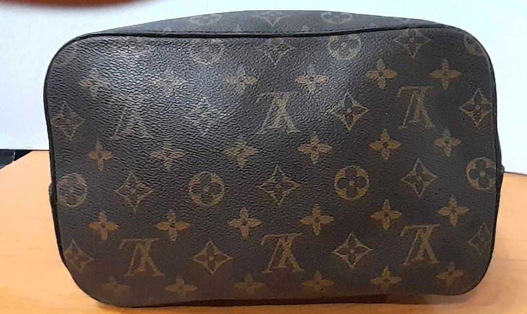 AUTHENTIC LOUIS VUITTON NEO NOE (Category: Luxury Bags & Wallets) located in Quezon City. Submitted by brandedcorner (Listing ID 1287291913, Image 3). Description: VERY GOOD CONDITION MONOGRAM LEATHER NO MAJOR ISSUES NO CRACKS NO RIPPED Date Code: SP1057 LENGTH: 10.5 inches WIDTH : 6.5 inches HEIGHT; 9.5 inches DROP: SHOULDER :13inches SLING CRIS BODY :22 inches FERL FREE TO ASK FOR ADDITIONAL PICTURE ISSUE:RUBS (himolmol) in the interior lining 