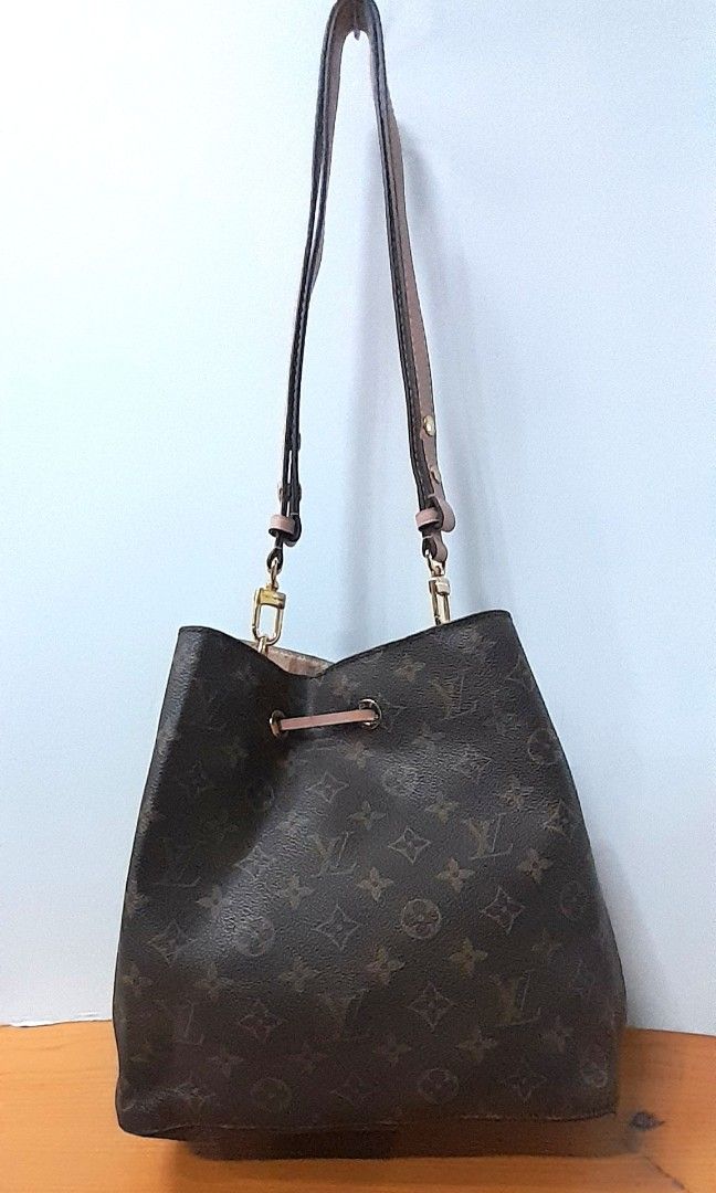 AUTHENTIC LOUIS VUITTON NEO NOE (Category: Luxury Bags & Wallets) located in Quezon City. Submitted by brandedcorner (Listing ID 1287291913, Image 2). Description: VERY GOOD CONDITION MONOGRAM LEATHER NO MAJOR ISSUES NO CRACKS NO RIPPED Date Code: SP1057 LENGTH: 10.5 inches WIDTH : 6.5 inches HEIGHT; 9.5 inches DROP: SHOULDER :13inches SLING CRIS BODY :22 inches FERL FREE TO ASK FOR ADDITIONAL PICTURE ISSUE:RUBS (himolmol) in the interior lining 