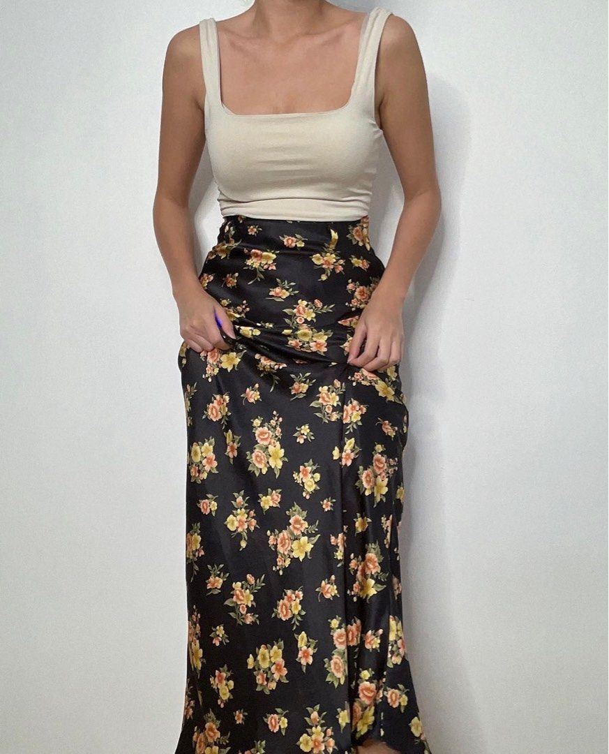 Black floral silk maxi skirt (Category: Skirts) located in Muntinlupa City. Submitted by jaaynv (Listing ID 1287186359, Image 1). Description: W26 H32-40 L39.