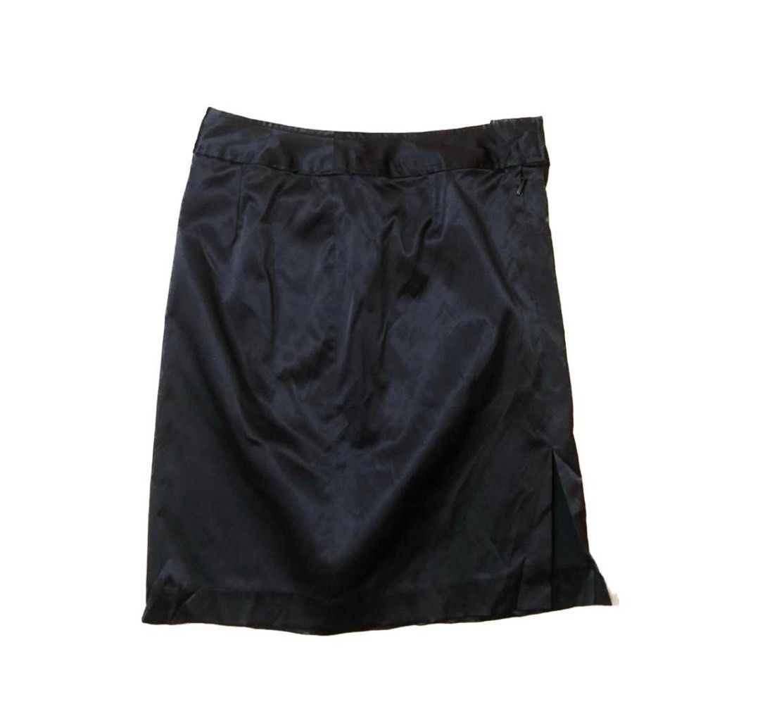 Short black store silk skirt