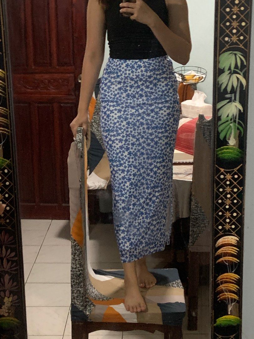 Blue floral long skirt (Category: Skirts) located in Caloocan City. Submitted by _mrynnbrsg (Listing ID 1287224923, Image 2). Description: 🌸 small on tag 🌸 height is 5’2 🌸 super good quality 🌸 stretchy rfs: decluttering.