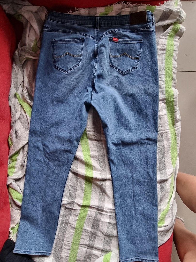 Bobson Jeans (Category: Jeans) located in Quezon City. Submitted by decluttererwhenever (Listing ID 1287219904, Image 2). Description: used 2x Size: 34 but can fit size 31-33.