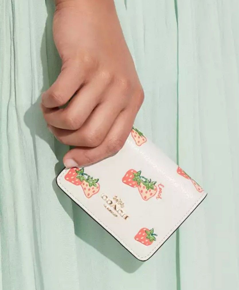 Coach wallet outlet strawberry
