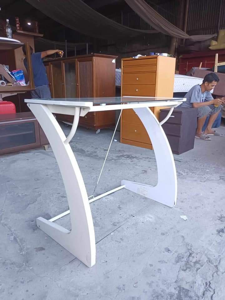 Computer table (Category: Tables & Sets) located in Quezon City. Submitted by matetdevis13 (Listing ID 1287259889, Image 1). Description: Modern glass top computer table Price : 4700 32L x 20W x 30H inches In good condition Code akc 570.