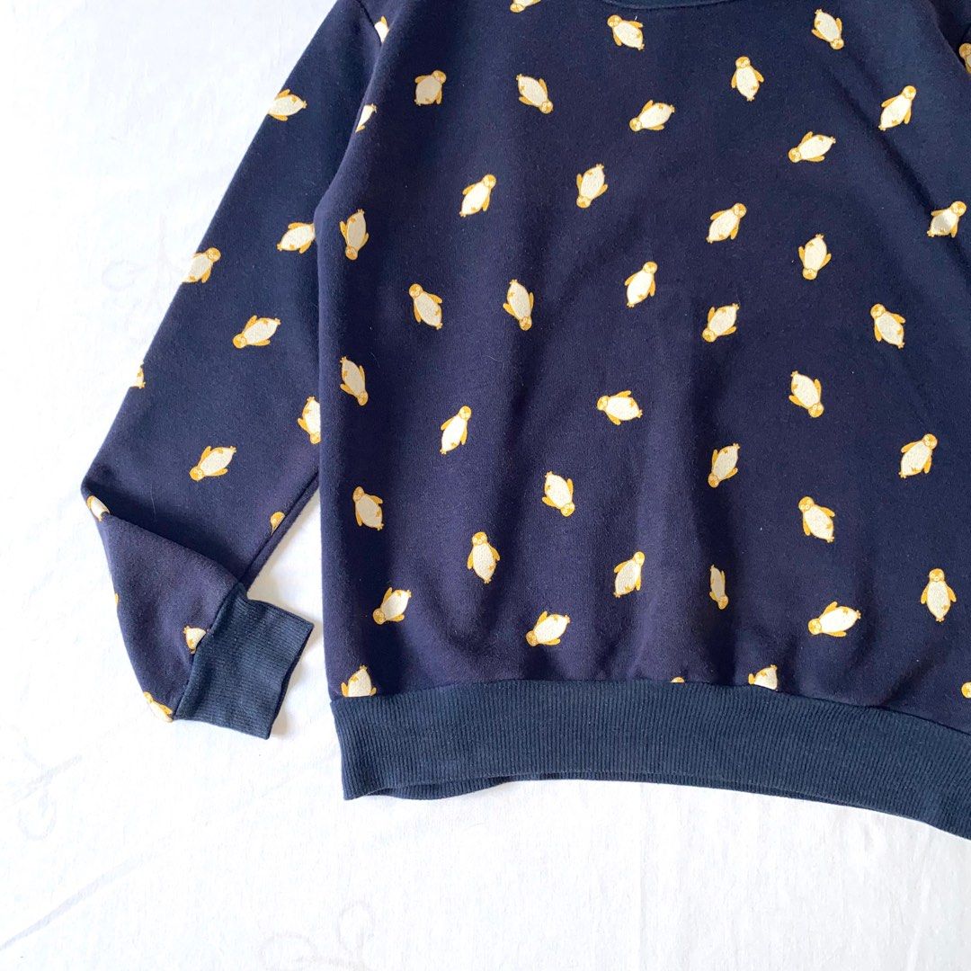 dark blue penguin patterned pullover (Category: Coats, Jackets and Outerwear) located in Baguio. Submitted by basicthriftbaguio (Listing ID 1287262624, Image 2). Description: dark blue penguin patterned pullover 💙 super cute nito 🫶🏻 fits S-M no flaws, not faded ₱250.
