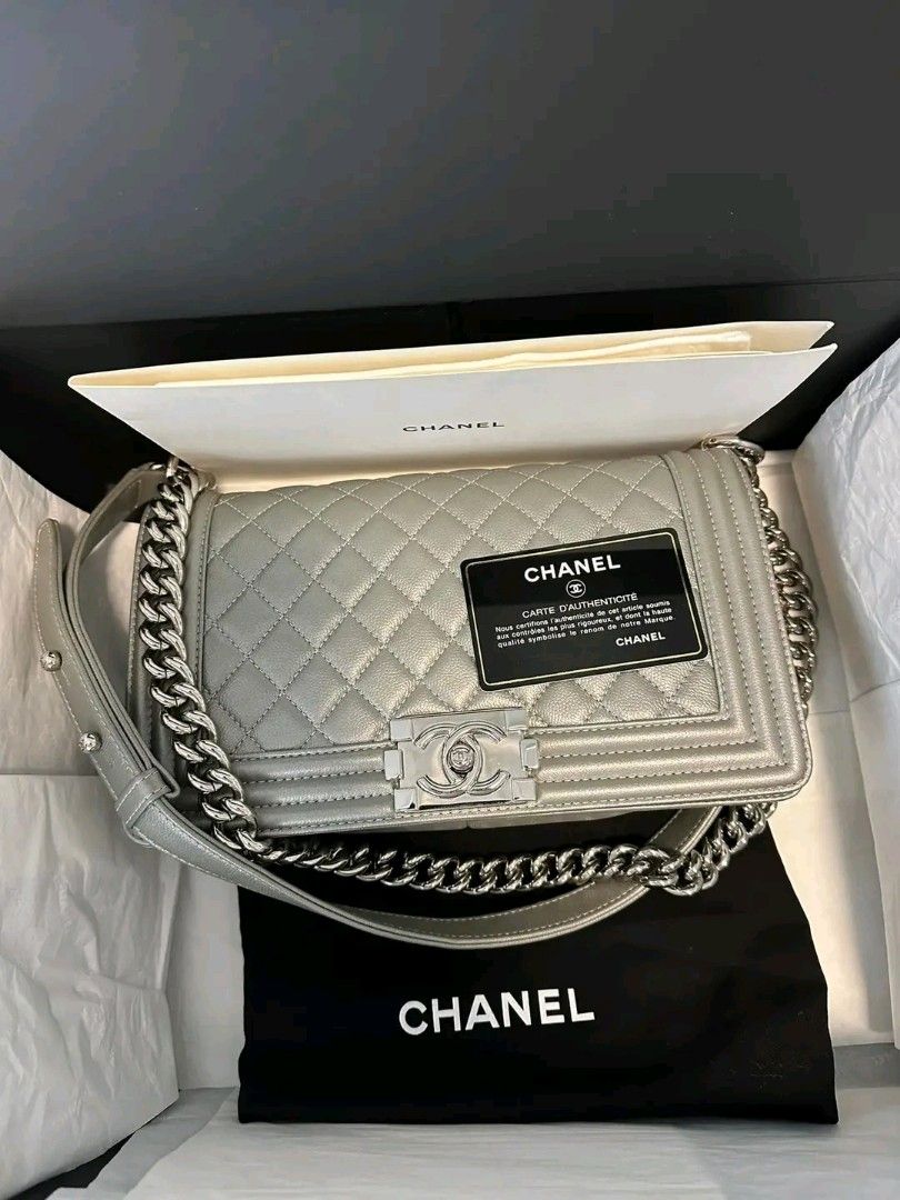 Leboy old medium (Category: Luxury Bags & Wallets) located in Cabadbaran. Submitted by luxurysourcedbyjinx (Listing ID 1287201225, Image 1). Description: ✨𝐒𝐓𝐄𝐀𝐋 𝐃𝐄𝐀𝐋 𝐀𝐋𝐄𝐑𝐓‼️🚨🔔 C H A N E L Caviar Old Medium Le Boy 👜 Series 24xxxxxx (2017-2018) 💁‍♀️ 💯💯💯 GUARANTEED ORIGINAL 💌.