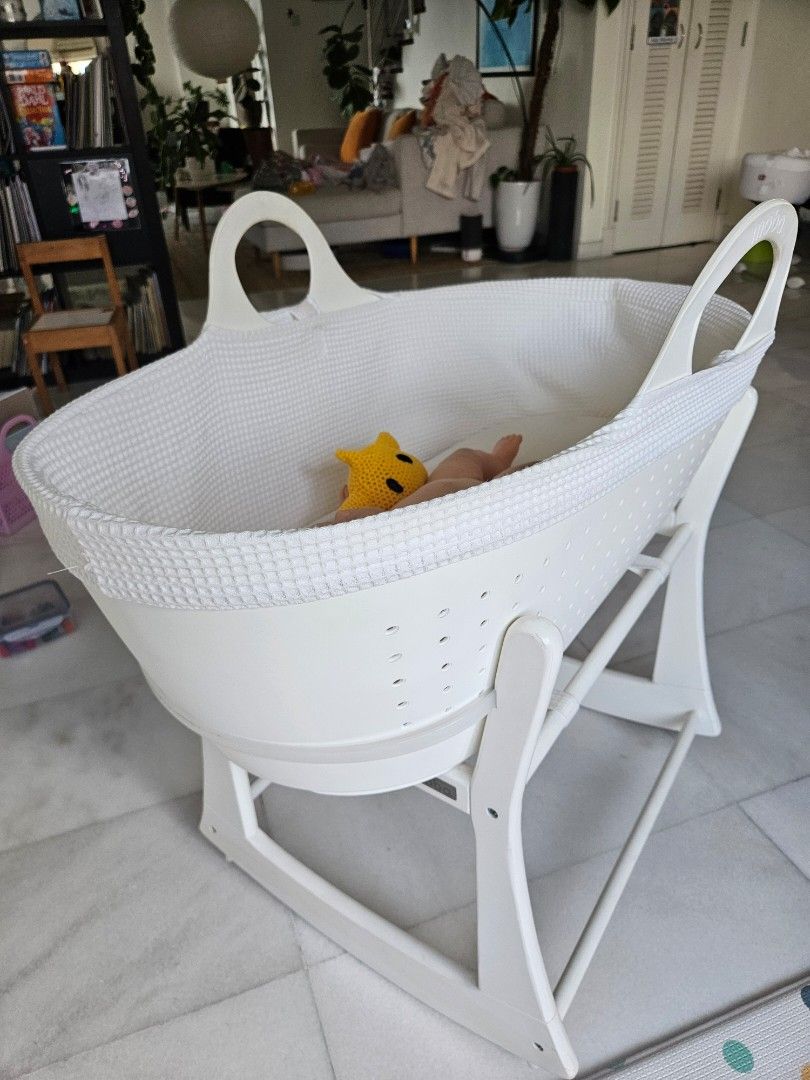 Moba bassinet shop stand