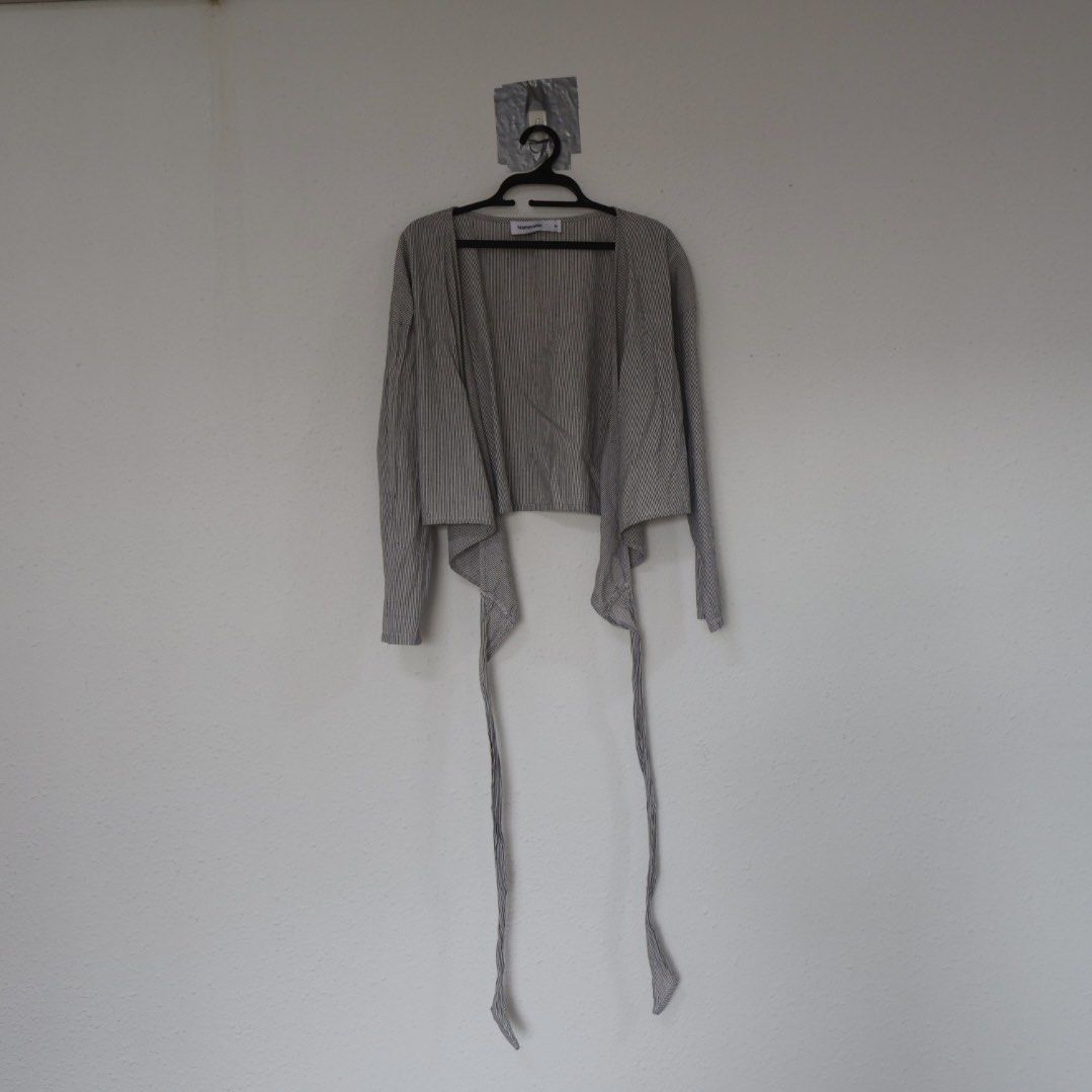 Multi top (Category: Longsleeves) located in Singapore. Submitted by xv (Listing ID 1287190857, Image 2). Description: Can be use as cardigan or top.
